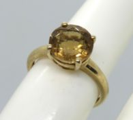 A 9ct gold solitaire citrine ring, hallmarked 375, size K-L, 2g.