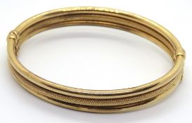 A 9ct gold hinged and sprung bangle, hallmarked 375, 10.2g.