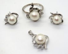 A suite of 925 silver and pearl jeweller
