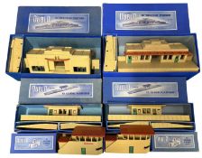 A collection of various boxed Hornby Dublo D1 stations, platforms, signals boxes
