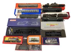 A collection of various 00 gauge boxed / cased rolling stock