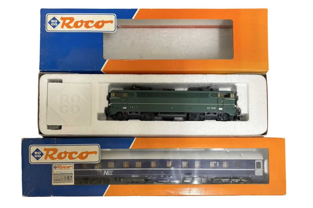 A boxed Roco H0 gauge 43568 diesel engine, together with a 44843 coach (2)