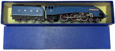 A Hornby Dublo 00 4-6-2 Sir Nigel Gresley locomotive and tender in blue livery, number 7. In blue