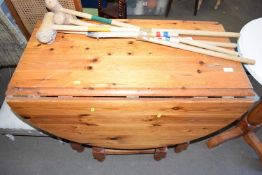 Pine gate leg table