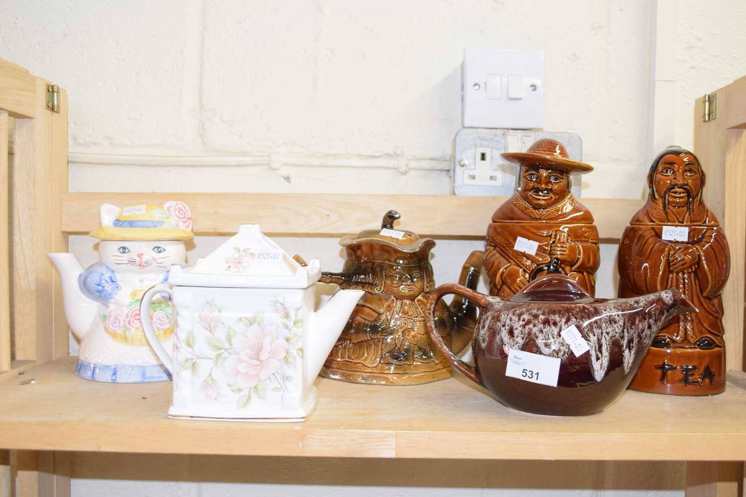 Quantity of various novelty ceramics