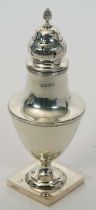 An Edwardian silver caster of plain form featuring reeded borders, standing on a square pedestal