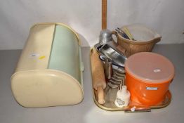 Quantity of vintage kitchen wares