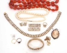 A quantity of mixed jewellery: to include a 9ct diamond ring stamped 375 with Birmingham assay mark,