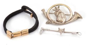 A mixed lot of jewellery: to include a fox and hunting horn brooch stamped 'Sterling', 55mm wide,