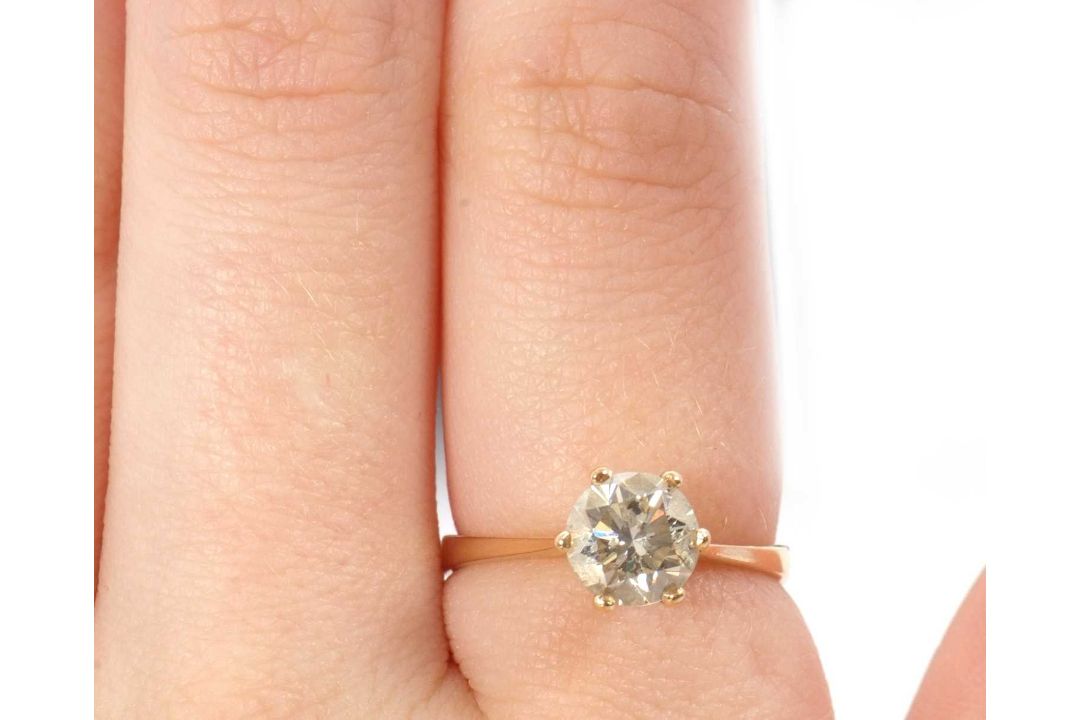 A pale yellow diamond ring, the round brilliant cut pale yellow diamond, estimated approx. 1. - Image 9 of 9