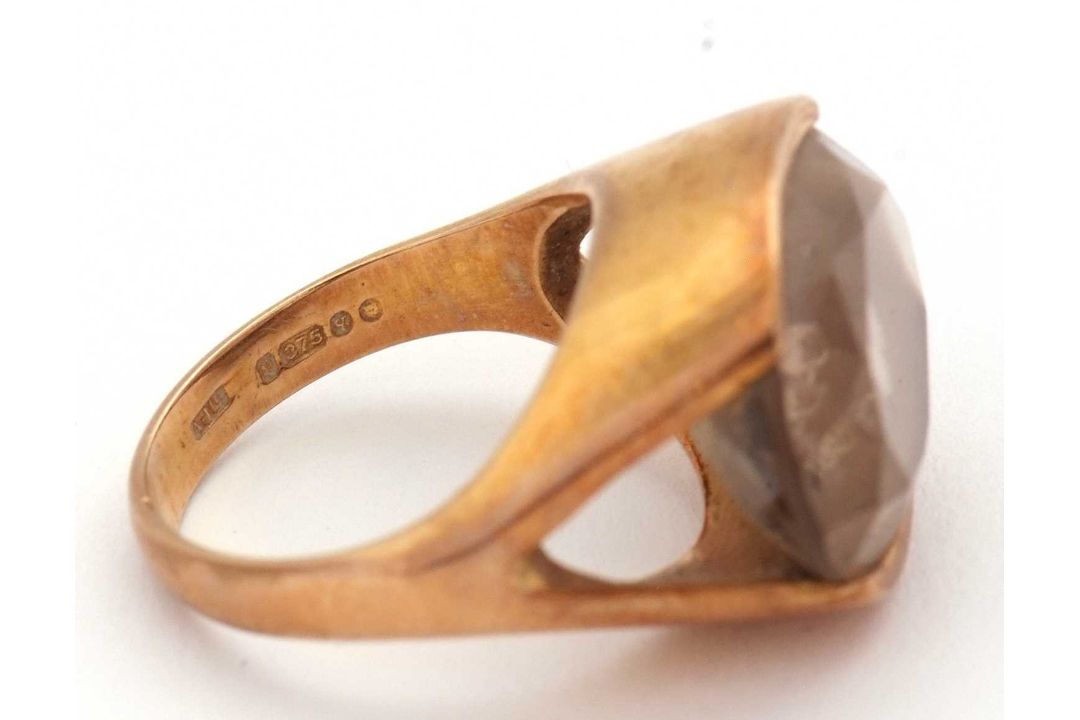 A 9ct smokey quartz ring, the oval smokey quartz in a horizontal tension settting, with split - Image 2 of 8