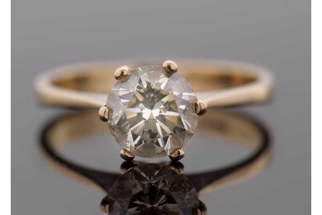 A pale yellow diamond ring, the round brilliant cut pale yellow diamond, estimated approx. 1. - Image 1 of 9