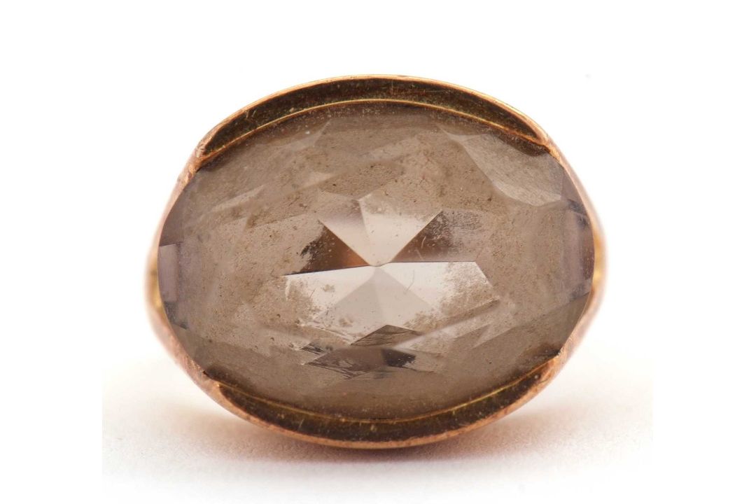 A 9ct smokey quartz ring, the oval smokey quartz in a horizontal tension settting, with split - Image 4 of 8