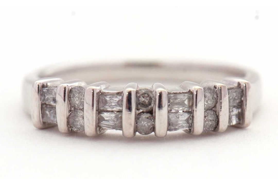 A 14K diamond ring, alternatively set with two baguette and two round brilliant cut diamonds, - Image 1 of 7