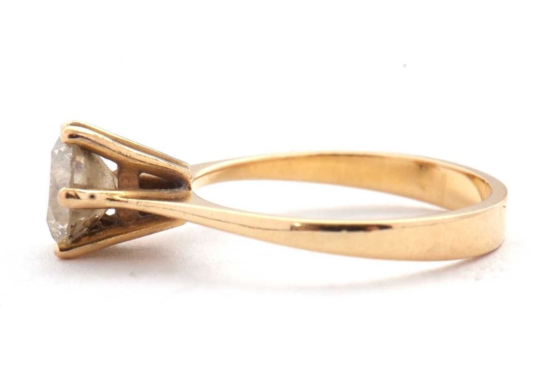 A pale yellow diamond ring, the round brilliant cut pale yellow diamond, estimated approx. 1. - Image 5 of 9