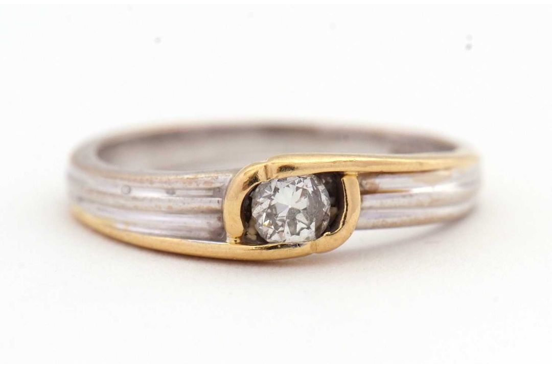 An 18ct bi-colour gold and diamond ring, the central round brilliant cut diamond, estimated - Image 1 of 6