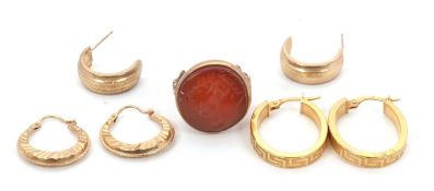 A mixed lot of jewellery: to include an unmarked yellow metal intaglio ring, 6.6g; a pair of oval
