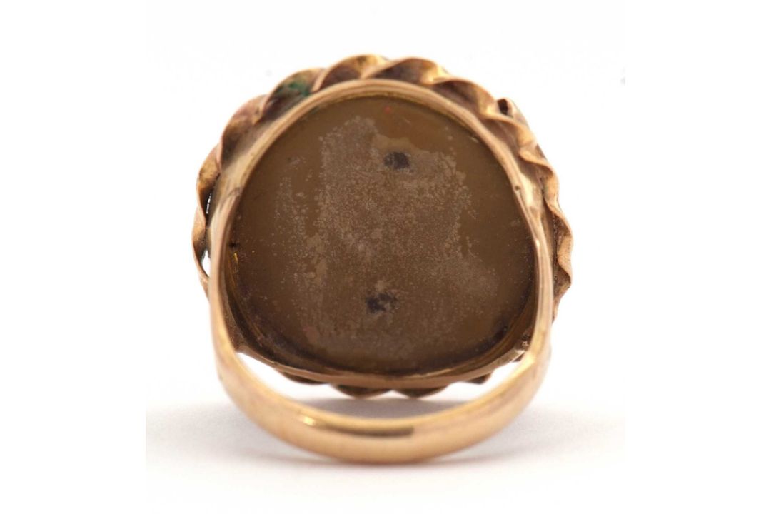 A lava cameo ring, the oval lava cameo carved with the head of a lady, claw mounted with rope - Image 4 of 5