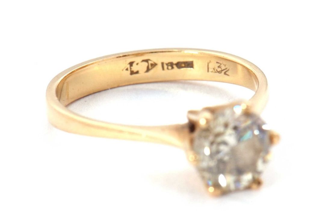 A pale yellow diamond ring, the round brilliant cut pale yellow diamond, estimated approx. 1. - Image 8 of 9