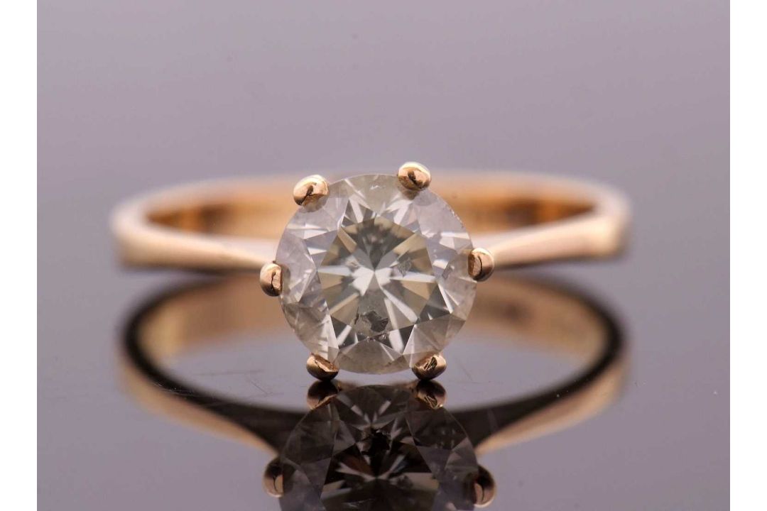 A pale yellow diamond ring, the round brilliant cut pale yellow diamond, estimated approx. 1. - Image 3 of 9