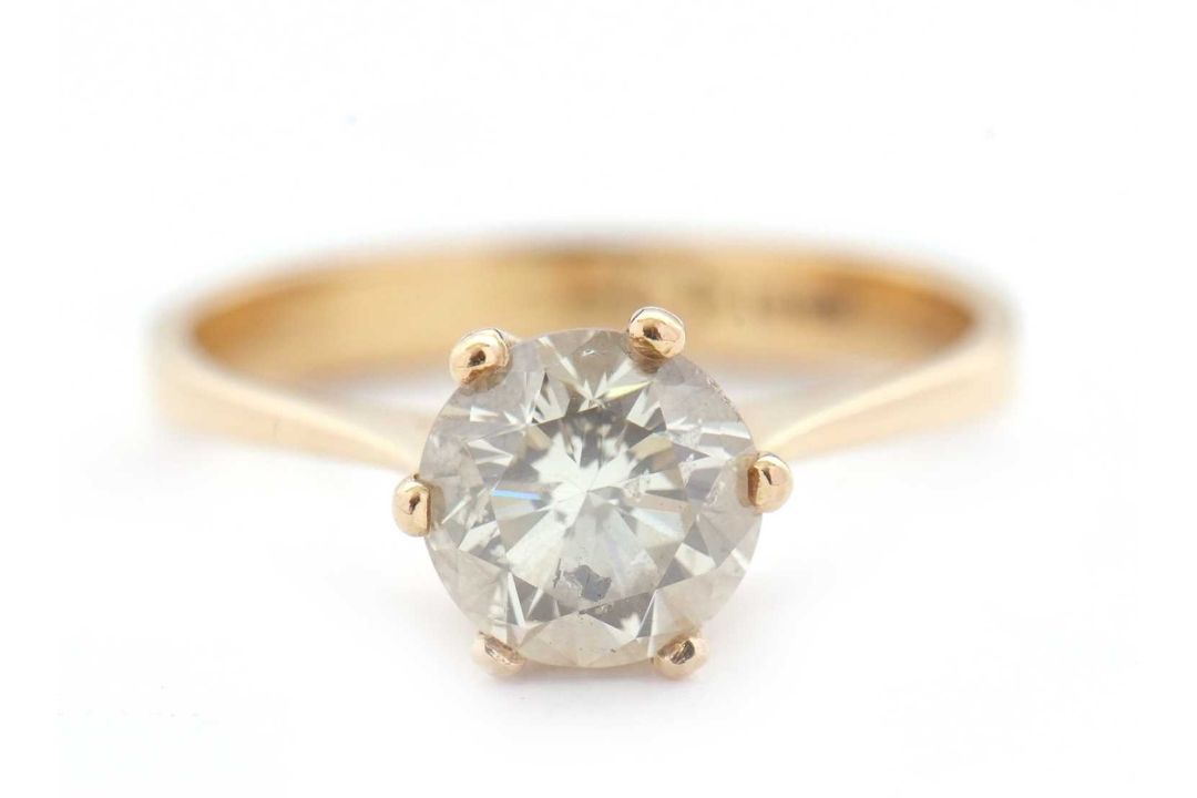A pale yellow diamond ring, the round brilliant cut pale yellow diamond, estimated approx. 1. - Image 2 of 9