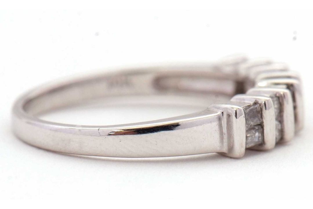 A 14K diamond ring, alternatively set with two baguette and two round brilliant cut diamonds, - Image 5 of 7