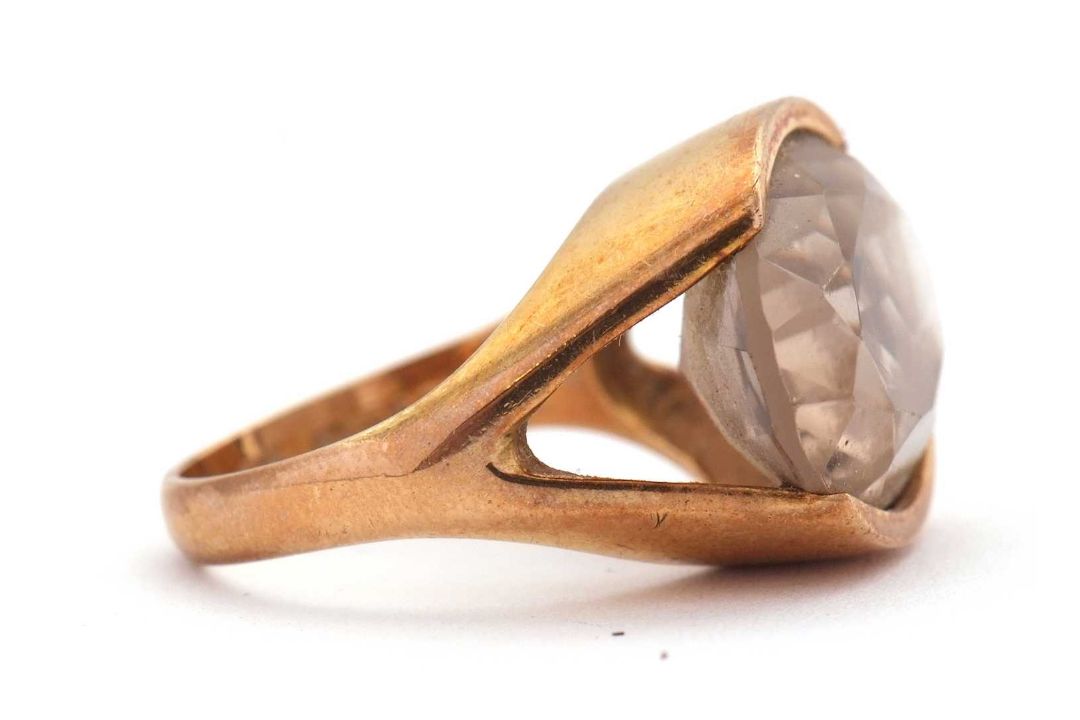 A 9ct smokey quartz ring, the oval smokey quartz in a horizontal tension settting, with split - Image 3 of 8