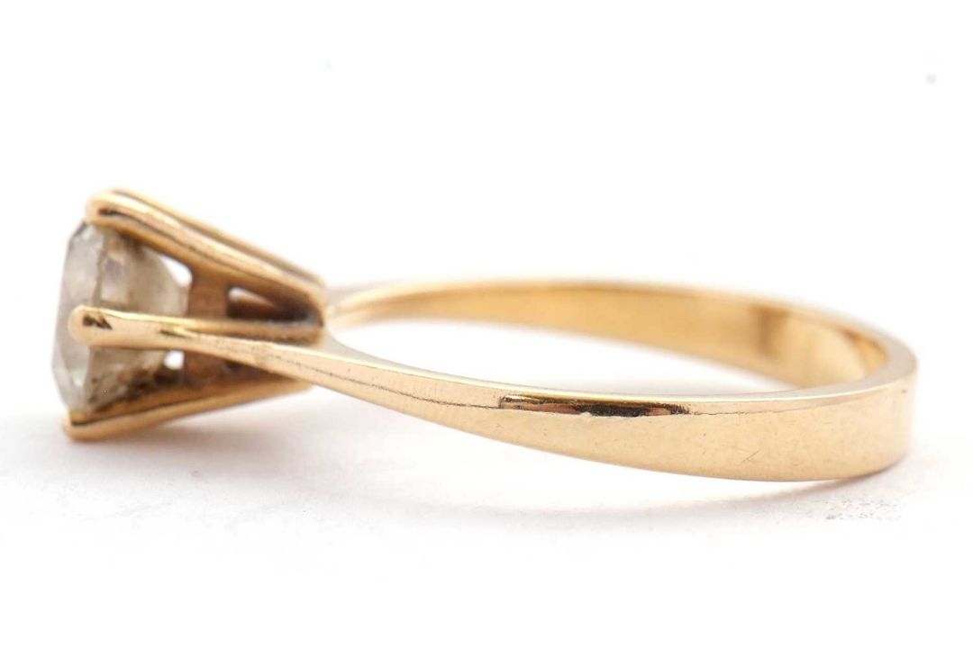 A pale yellow diamond ring, the round brilliant cut pale yellow diamond, estimated approx. 1. - Image 4 of 9