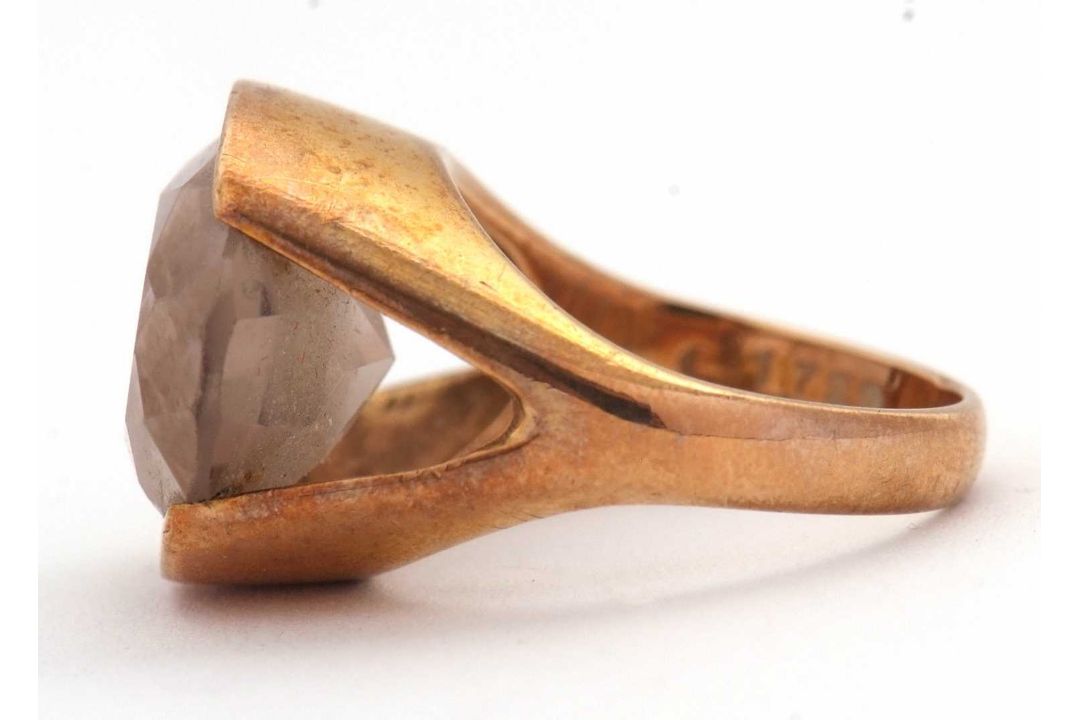 A 9ct smokey quartz ring, the oval smokey quartz in a horizontal tension settting, with split - Image 6 of 8