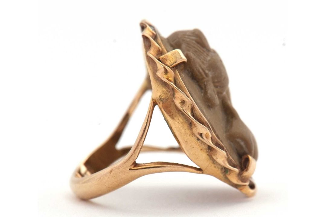 A lava cameo ring, the oval lava cameo carved with the head of a lady, claw mounted with rope - Image 3 of 5