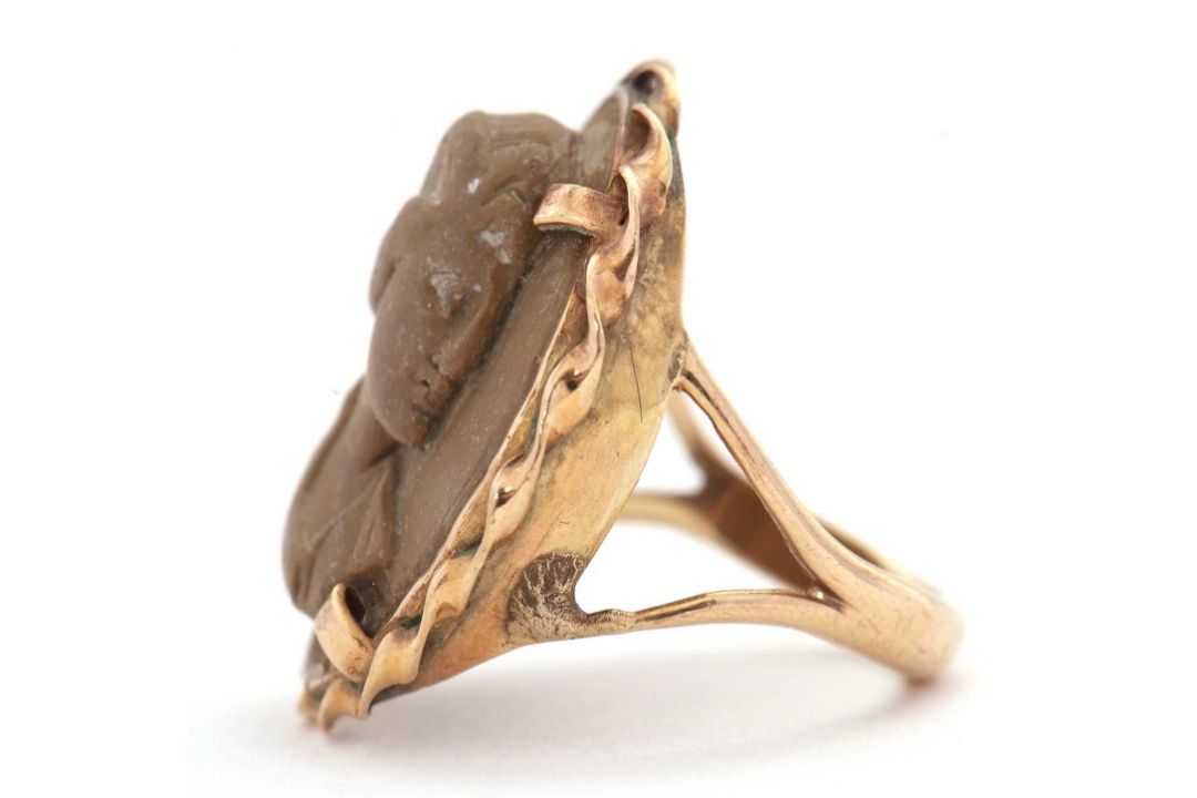 A lava cameo ring, the oval lava cameo carved with the head of a lady, claw mounted with rope - Image 5 of 5