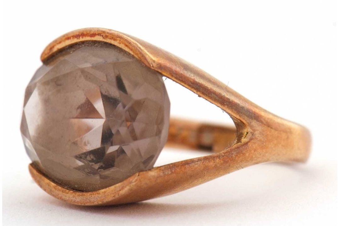 A 9ct smokey quartz ring, the oval smokey quartz in a horizontal tension settting, with split - Image 1 of 8