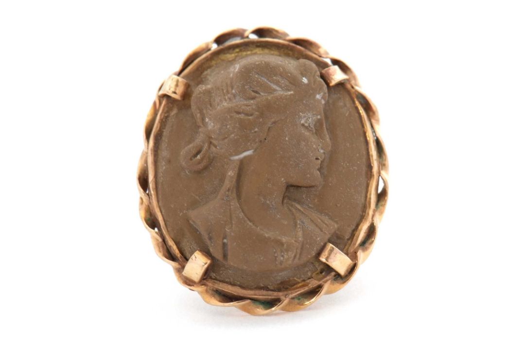 A lava cameo ring, the oval lava cameo carved with the head of a lady, claw mounted with rope - Image 1 of 5