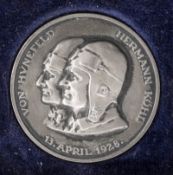 Luftfahrt - Medaille von Hünefeld / Hermann Köhl 13. April 1928, Silber 900. Im Etui, Erhaltung: