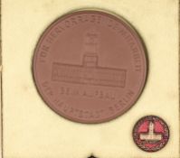 DDR, Medaille "Für hervorragende Mitarbeit beim Bau der Hauptstadt Berlin. Meißen - Porzellan.