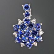 AN 18CT WHITE GOLD DIAMOND AND SAPPHIRE CLUSTER PENDANT.