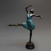A CONTEMPORARY BRONZE BALLERINA SCULPTURE.