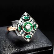 A YELLOW METAL AND SILVER TOPPED DIAMOND RING.