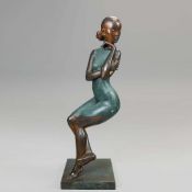 A CONTEMPORARY BRONZE SCULTPURE OF AN ORIENTAL GIRL.