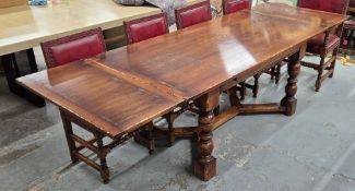 AN OAK EXTENDING DINING TABLE.
