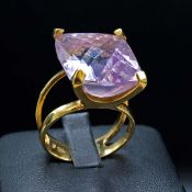 AN 18CT GOLD AMETHYST SET DRESS RING.