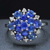 A 14CT WHITE GOLD DIAMOND AND SAPPHIRE CLUSTER RING.