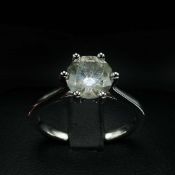 A PLATINUM DIAMOND SOLITAIRE RING.