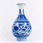 A SMALL CHINESE BLUE AND WHITE BOTTLE VASE.