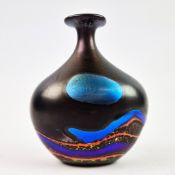 NORMAN STUART CLARKE (B.1944). ART GLASS VASE.
