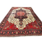 ANTIQUE PERSIAN SERAPI DESIGN CARPET.