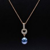 A 9CT ROSE GOLD PEARL AND DIAMOND PENDANT NECKLACE.