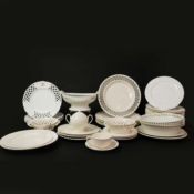 A COLLECTION OF CREAMWARE (QTY).