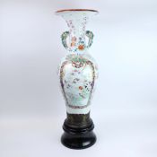 A LARGE JAPANESE EXPORT VASE.