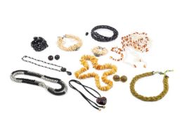 A collection of costume jewellery, to include a freshwater pearl and heat-treated amber bead